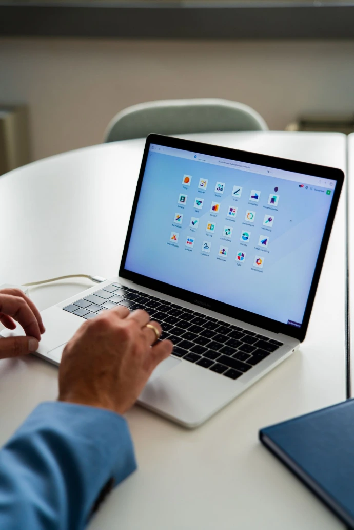 Übersicht der integrierten Odoo-Module für Verkauf, Lager und Buchhaltung in einem KMU-Betrieb.