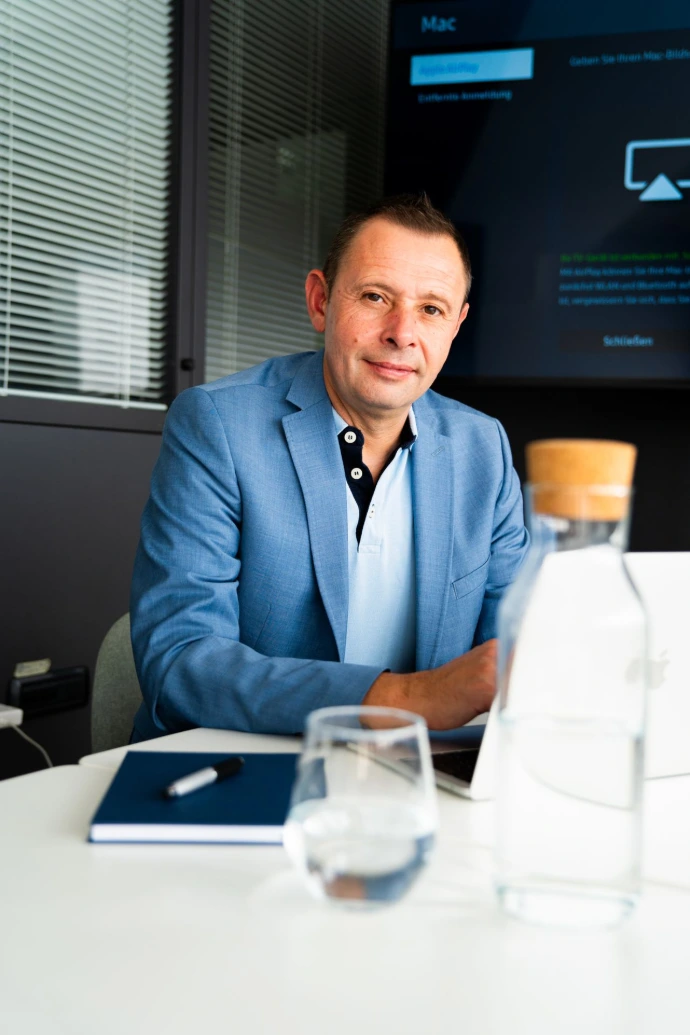 Digitalisierter Büro-Alltag: Automatisierte Rechnungsstellung und CRM-Nutzung in einem Südtiroler Dienstleistungsunternehmen.